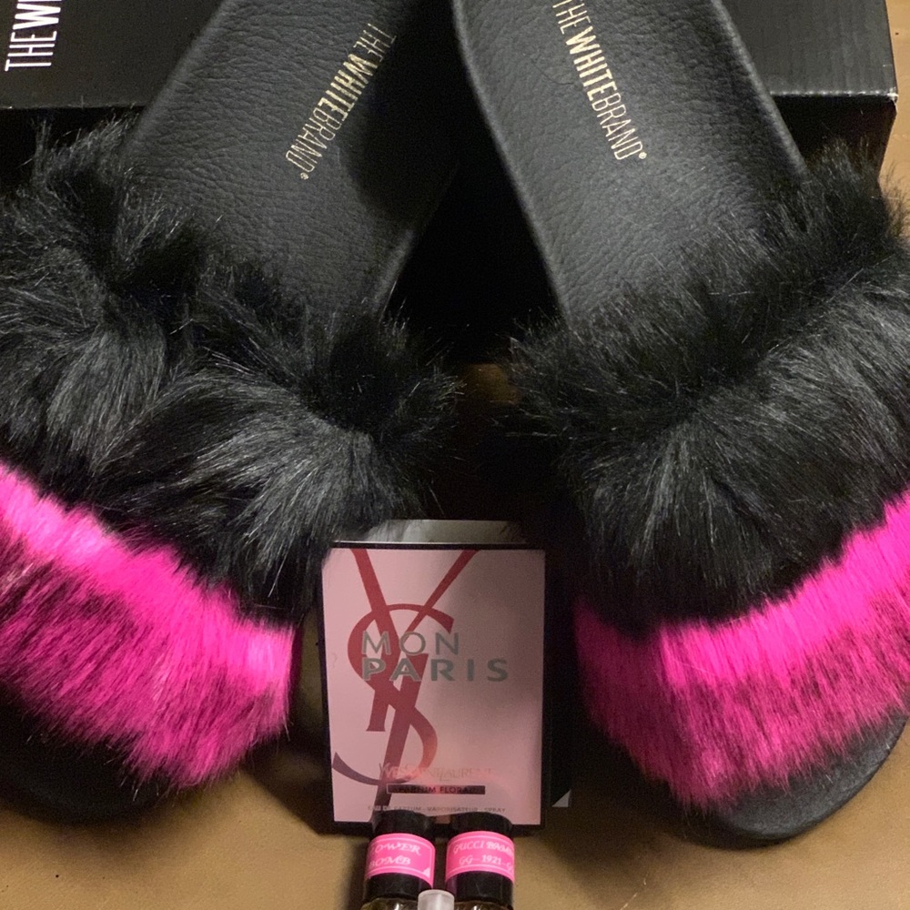 NWOT FUR SLIDES WITH ACCESSORIES SIZE 9